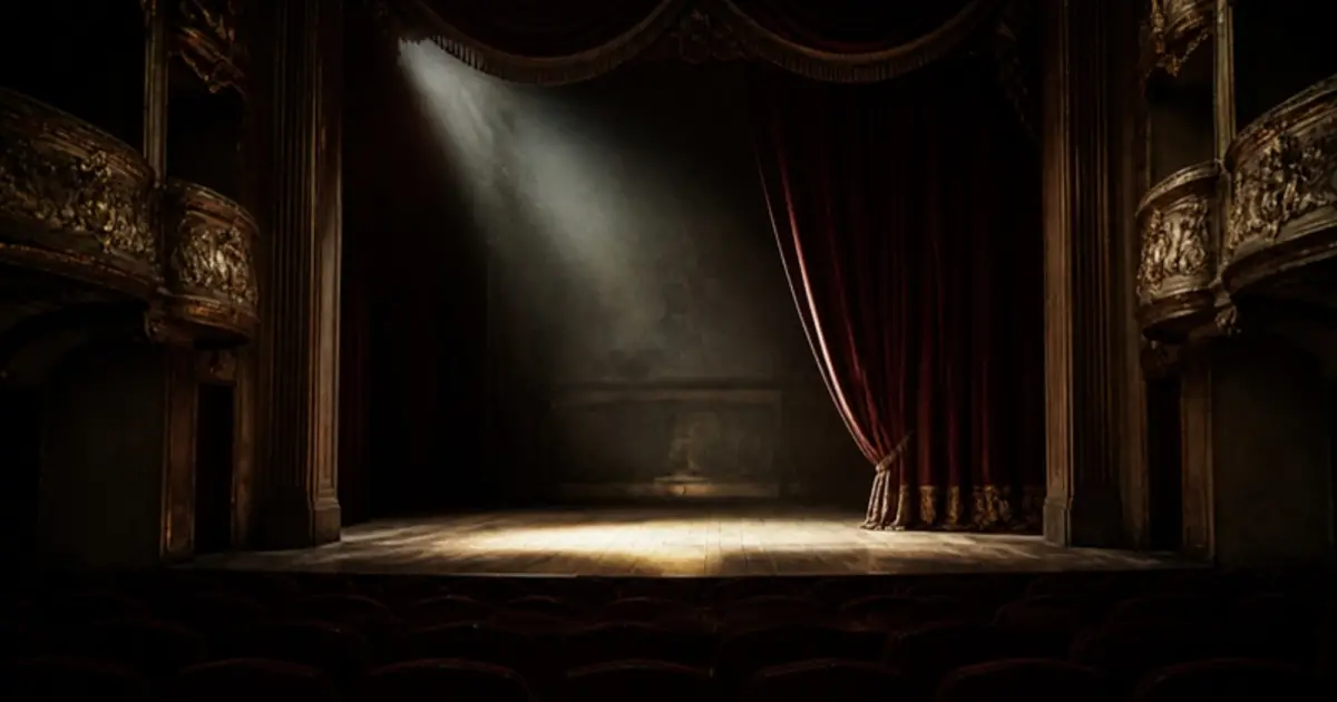 Ilustrație pentru „Jurnal teatral”, text de Bogdan Ulmu: cortină de catifea roșie pe o scenă luminată de un reflector